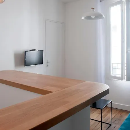 Nice And Bright Apartment In Paris 11